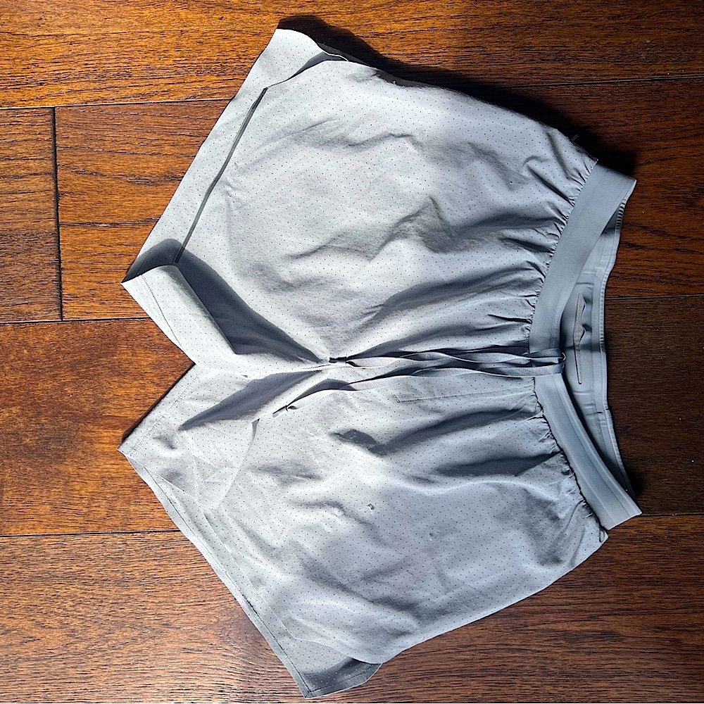 Lulu Lemon men’s Light Gray Athletic Shorts